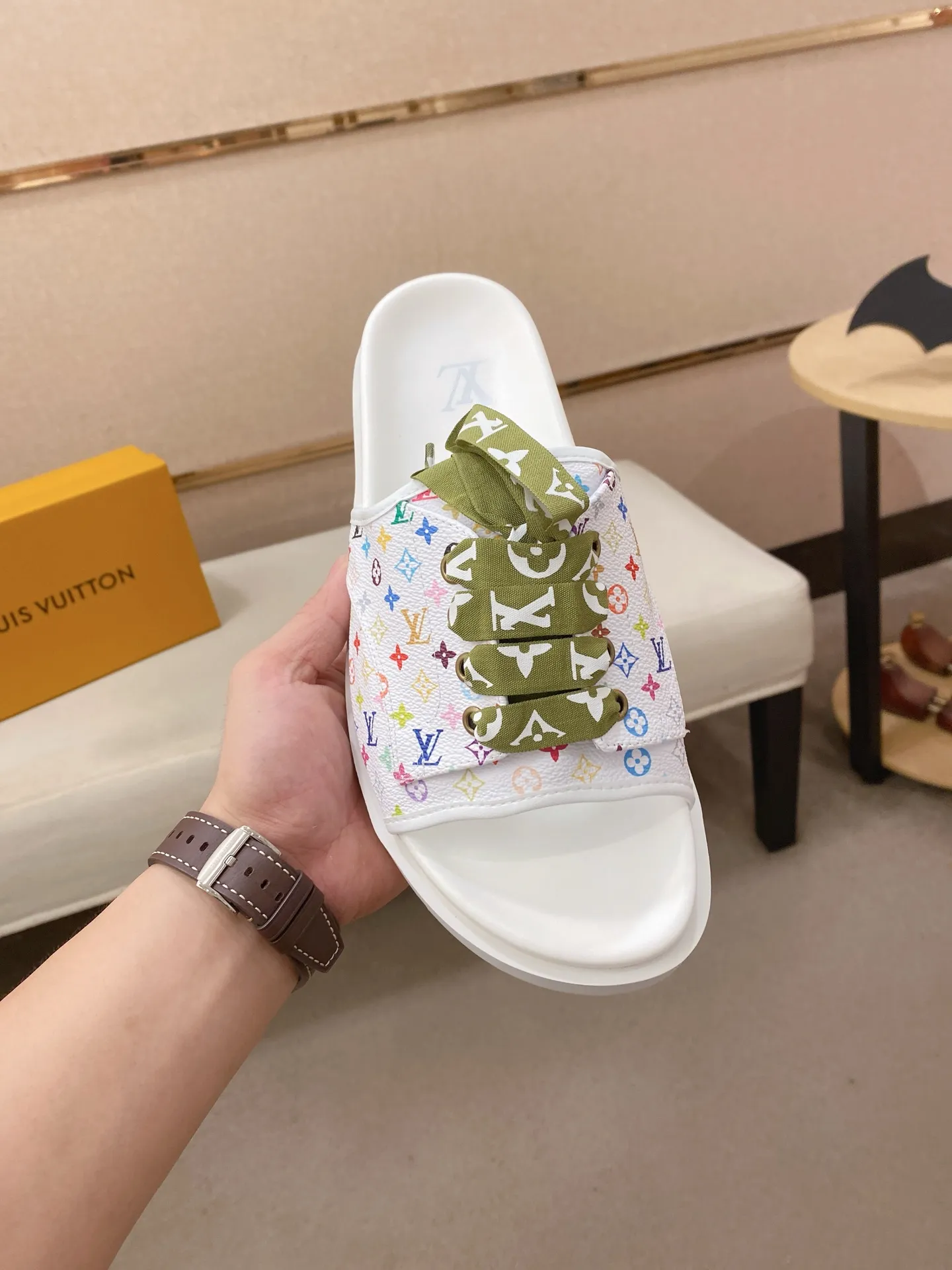 Men's shoes 💰: 340💰Made by LV🔍Top purchasing agents. Men's spring and summer slippers are available at the same counter. The uppers are imported cowhide from Italy, with logo graphics and high-quality craftsmanship. Soles: original soles specially provided by the original factory. Exclusive movable molded soles are super comfortable. Original goods follow orders. 🔍🔍High quality. You can enter and exit the counter at will. Welcome to compare. Size 38-44.